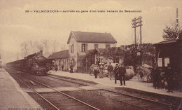 VALMONDOIS  Arrivée En Gare D'un Train Venant De Beaumont ( Plan Animé Dont TRAIN ) - Valmondois