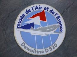 AVIATION Autocollant Le Bourget, Musée De L'air Et De L'espace  DEWOITINE D 520  ; Ref  709 VP 35 - Stickers