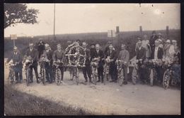 3 X VIEILLE CARTE PHOTO FRANCAISE ( De La Même Série ) A IDENTIFIER - VELO - BICYCLETTE - PROCESSION ? - Alte (vor 1900)