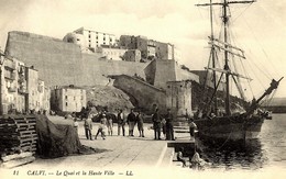 CORSE - CALVI - Beau Voilier à Quai + Animation Pêcheurs Et Douaniers (?) - Calvi