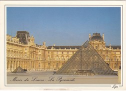 CARTOLINA - POSTCARD - FRANCIA  - PARIS - MUSEE DU LOUVRE - LA PYRAMIDE - Statues