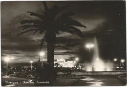 Z4448 Viareggio (Lucca) - Fontana Luminosa - Notturno Notte Nuit Night Nacht Noche / Viaggiata 1967 - Viareggio