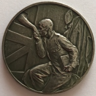 Médaille. Militaria. La Cantine Du Soldat Prisonnier. 1914-1915. G. Devreese. 55 Mm - 66 Gr - Profesionales / De Sociedad