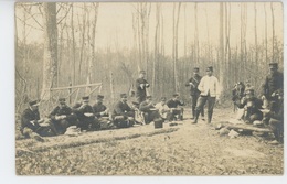 MILITARIA - ORGEVAL - Belle Carte Photo Militaires Avec Leurs Gamelles Dans Les Bois En 1915 - Orgeval