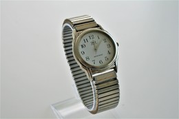 Watches : Q&Q BY CITIZEN MEN -  Nr. VK42 304 YHM - Original  - Running - Worn Condition - Relojes Modernos