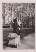 PHOTO 6.5 X 9 .  Femme Au Bébé Avec LANDEAU   (beau Plan ) 03/1940 Au Parc De La Tête D'Or LYON - Gegenstände
