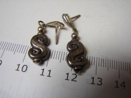 Bijoux. 29. Boucles D'oreilles En Forme De $ - Boucles D'oreilles