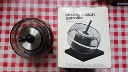 OBJET VINTAGE - ELECTRO MATCH ASTROLITE - MODEL 12H - KOREX - ANNEE 70 - SOCLE ET BOÎTE - ALLUMETTE ELECTRONIQUE - Autres & Non Classés