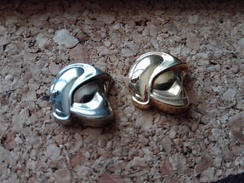 LOT DE 2 PINS POMPIERS CASQUES OR ET ARGENT - Pompiers