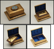 Boîte En Bronze Doré, à Décor "Camée", Intérieur Satin Bleu, Couvercle Cuir Et Bronze Marqué "Stamps", 2 Comp., 100x80x4 - Stamp Boxes