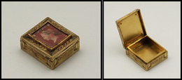 Boîte Anglaise En Bronze Doré, Fin Décor Sur L'ensemble, Couvercle à Fenêtre Amovible, 2 Comp., 35x32x13mm. - TB (Spink - Stamp Boxes
