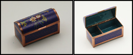 Boîte Chinoise En émail, Cerclage Cuivre En Forme De Coffre, Dominante Fleurs Bleues En Décor, 2 Comp., 85x 40x50mm. - T - Stamp Boxes