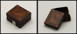 Boîte Tunbridge, Avec Reine Victoria Sur Couvercle, 1 Comp., 38x34x18mm. - TB - Stamp Boxes