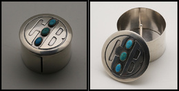 Distributeur De Roulettes En Argent, Avec Turquoise Et Monogramme "CB" En Relief Sur Couvercle, Poinçons, H.32mm Daim. 4 - Stamp Boxes