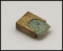 Distributeur De Roulettes Anglais En Laiton Doré, Marqué "Postage Stamps", Petit Format 26x5mm. - TB. - R (Spink 2009, P - Stamp Boxes