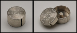 Distributeur De Roulettes En Argent, Monogramme "LEB", Poinçons, H.30mm, Diam.50mm. - TB - Stamp Boxes