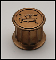 Distributeur De Roulettes En Bronze Doré, Avec Monogramme En Relief Sur Couvercle, H.55mm, Diam.65mm, Superbe - Stamp Boxes