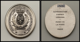 Plaque De Facteur "Exploitation Générale Des Messageries Royales De France", En Métal Argenté, Reproduc Tion Du Musée De - Stamp Boxes