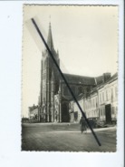 CPSM -   Vignacourt   -  (Somme) -  L'église - Auto , Voiture Peugeot 302 - 402 - Vignacourt
