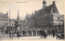 CPA 60 NOYON NOS SOLDATS DEFILENT SUR LA GRANDE PLACE APRES AVOIR CHASSE LES BOCHES MARS 1916 - Noyon