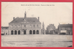 CPA * 86 * NEUVILLE-de-POITOU * 1930 * Place Et Hôtel De Ville* TBE * Scan RECTO / VERSO - Neuville En Poitou