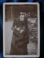 Photo Cabinet Anonyme - Femme Agée, Veuve, En Extérieur Circa 1890 L330 - Alte (vor 1900)