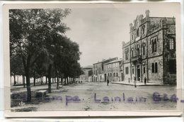 - 4 - St-GILLES -du- Gard - Place Du Château, édition Cap, Petit Format, Cliché Peu Courante, écrite, BE, Scans. - Autres & Non Classés