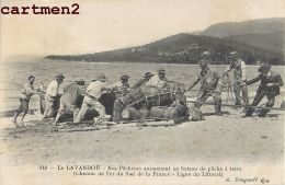 LE LAVANDOU NOS PECHEURS RAMENANT UN BATEAU PECHE METIER 83 VAR - Le Lavandou