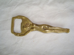 ANCIEN DECAPSULATEUR  EN BRONZE   (   FEMME    ) - Bottle Openers