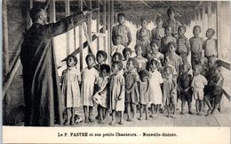 OCEANIE --  Papouasie  - NOUVELLE GUINEE - Le P. Fastré Et Ses Petits Chanteurs - Papua-Neuguinea