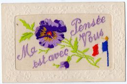 CPA 2051 - MILITARIA - Carte Brodée Militaire - Guerre 1914 - 18 - Ma Pensée Est Avec Vous - Drapeau & Fleur - Borduurwerk