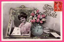 LADY - WOMEN - FRAU - Fantaisie - Montage - Femme Dans Tableau - Album - " Bonne Année " - LENORMAND IRIS N° 2004 - 1910 - Mujeres