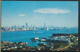 °°° 7768 - NY - NEW YORK - COMMERCIAL DOCKS OF NEW JERSEY THE FAMOUS NEW YORK SKYLINE  - 1961 With Stamps °°° - Tarjetas Panorámicas