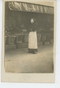 COMMERCE - Belle Carte Photo Portrait Femme Posant Devant Son étal (non Située ) - Marchands