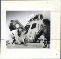Thematik: Raumfahrt / Astronautics: 1969, Yemen (Kingdom). Layout With Photograph "Apollo 13 Astronauts Leaving Space Cr - Other & Unclassified