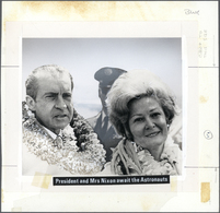 Thematik: Raumfahrt / Astronautics: 1969, Yemen (Kingdom). Layout With Photograph "President And Mrs Nixon Await The Ast - Other & Unclassified