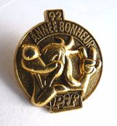 PIN'S PIF 92 ANNEE BONHEUR (2) Pif Gadget - Pin's