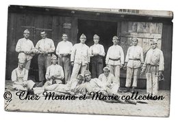 12 EME REGIMENT DEVANT LE MAGASIN A FOURRAGE TENANT MATERIEL POUR CHEVAUX 1924 - 4 EME BATTERIE - CARTE PHOTO MILITAIRE - Regimente
