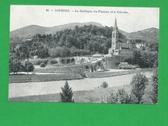 FRANCE LOURDES La Basilique Les Piscines Et Le Calvaire - Lourdes