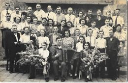 FETE DE SAINTE ANNE JOUEUR D'ACCORDEON Photo Format Cpa Groupe Devant Un Commerce Gros Plan - Te Identificeren