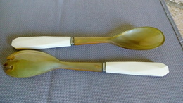 Couverts à Salade Vintage - Manche En Bakélite Blanc - Fourchette & Cuiller En Plastique (usure) - 24cm - Sonstige & Ohne Zuordnung