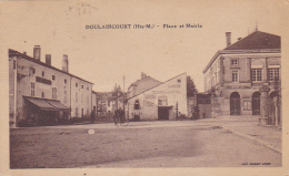 Doulaincourt - Place & Mairie (Garage, écurie De L'Hôtel, Pompe à Essence En Fond D'image) Circulé 1937 - Doulaincourt