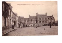 61 Juvigny Sous Andaine Le Bourg Un Coté De La Place Cpa Animée , Voir état Ci Dessous - Juvigny Sous Andaine