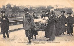 65-LOURDES- LE TRAIN BLANC A LOURDES- BRANCARDIERS VOLONTAIRES TRANSPORTANT UN MALADE A LA GROTTE MIRACULEUSE - Lourdes