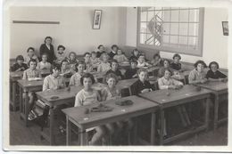 Photo D'intérieur D'une Salle De Classe Avec éléves Et Institutrice  / 1939   PHOTN276 - Personnes Anonymes