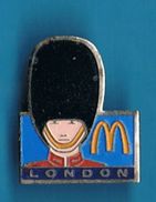 PIN'S //   ** Mc DONALD'S ** CAPITALES ** ROYAUME-UNI ** LONDON ** . (Arthus Bertrand) - McDonald's
