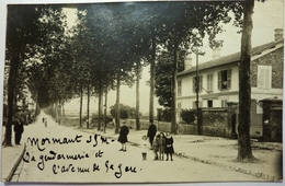 CARTE PHOTO - LA GENDARMERIE ET L'AVENUE DE LA GARE - MORMANT - Mormant