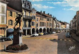 88-REMIREMONT- VUE D'ENSEMBLE DES ARCADES ET MONUMENT DU VOLONTAIRE PAR CHOPPIN 1899 - Remiremont