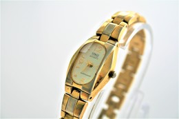 Watches : Q&Q BY CITIZEN LADIES -  Nr. G241-004  - Color : Gold - Original  - Running - Worn Condition - Relojes Modernos