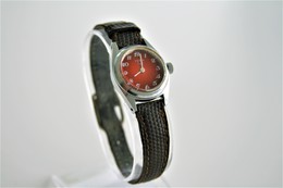 Watches : YEMA CLUB HAND WIND - RaRe RED DIAL  - 1980's  - Original - Swiss Made - Running - Excelent Condition - Moderne Uhren